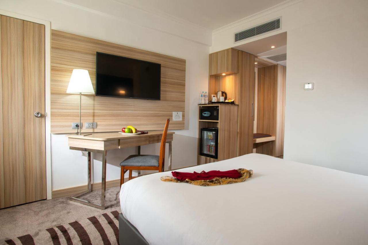 Novotel Airport Отель