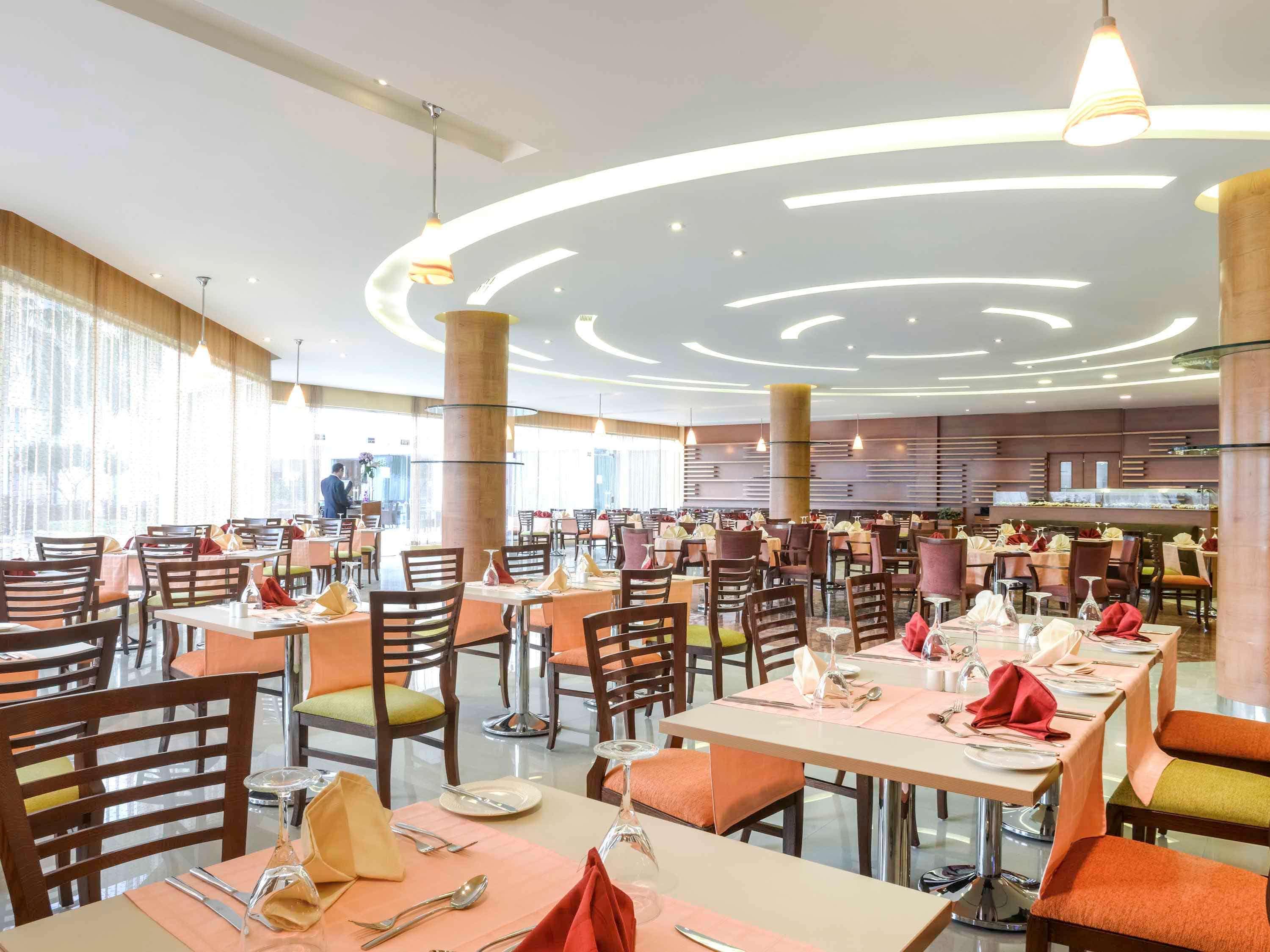 Novotel Airport Готель