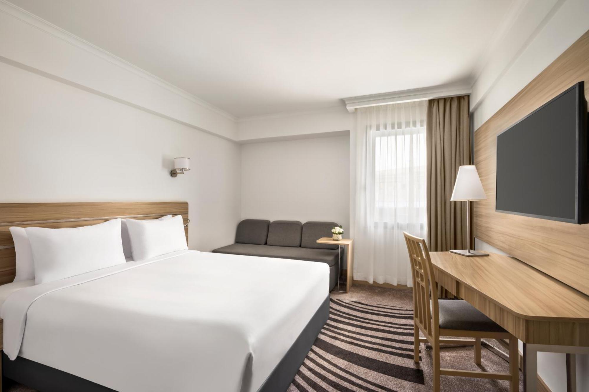 Готель Novotel Airport 4*